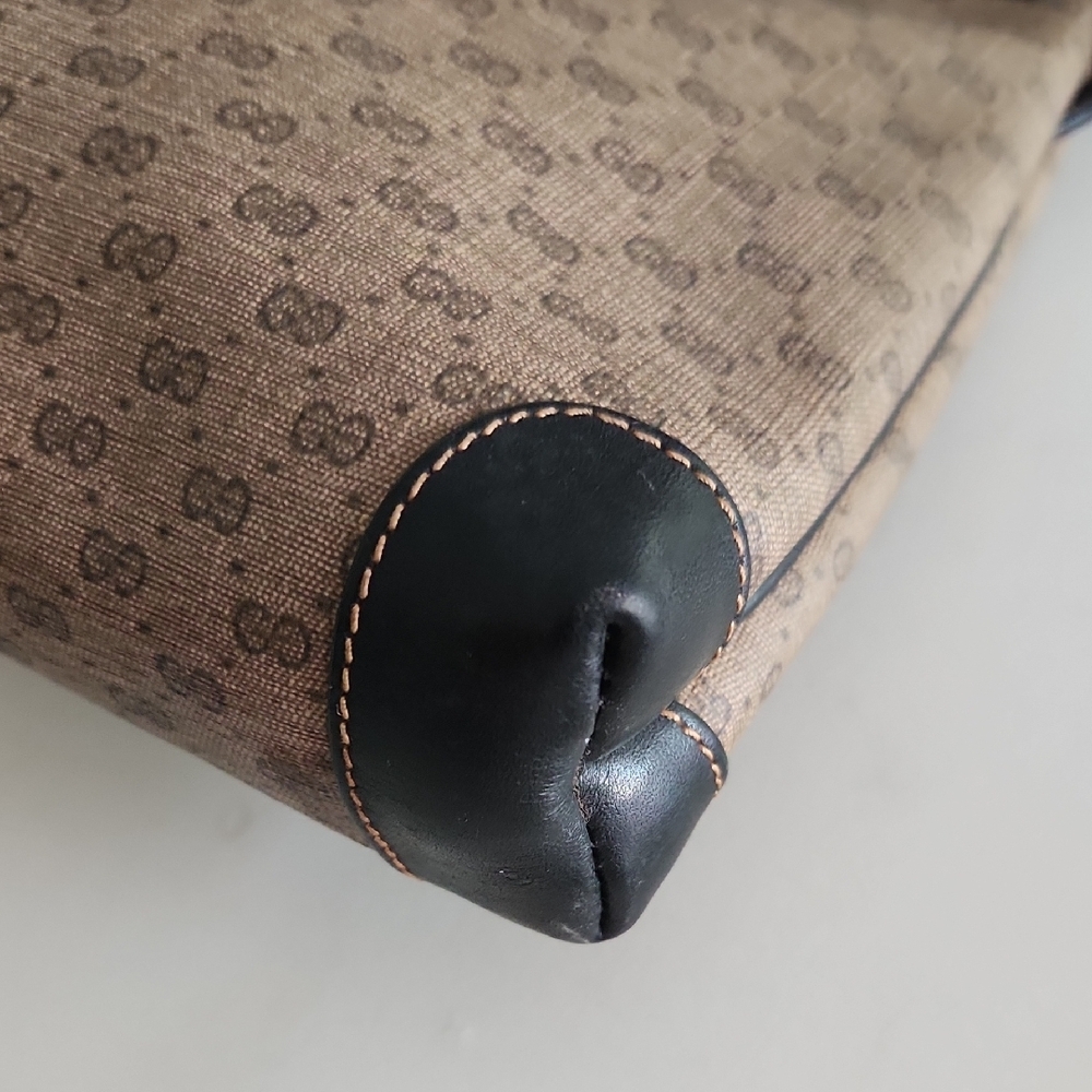 Gucci Crossbody In Elegant Brown And Tan GG Pattern..Gorgeous Classic Gucci! - Picture 5 of 12